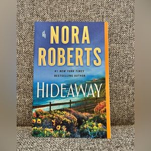 Hideaway by Nora Roberts (PAPERBACK)